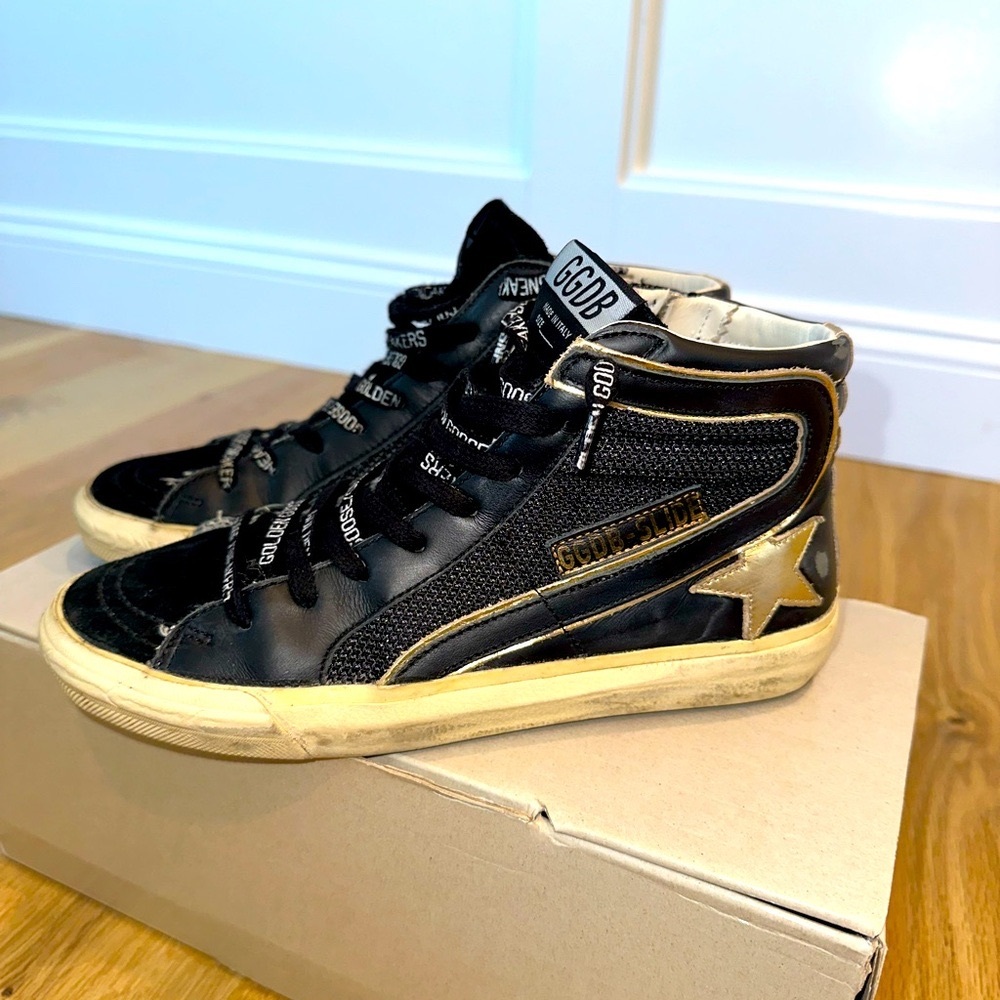 These sneakers are no longer for sale. This is a duplicate listing.